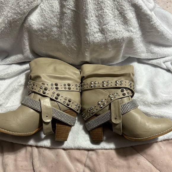 Shoe dept. Dolce by Mojo Moxy Cream faux leather bling strap heeled boots size 8 - Picture 6 of 9